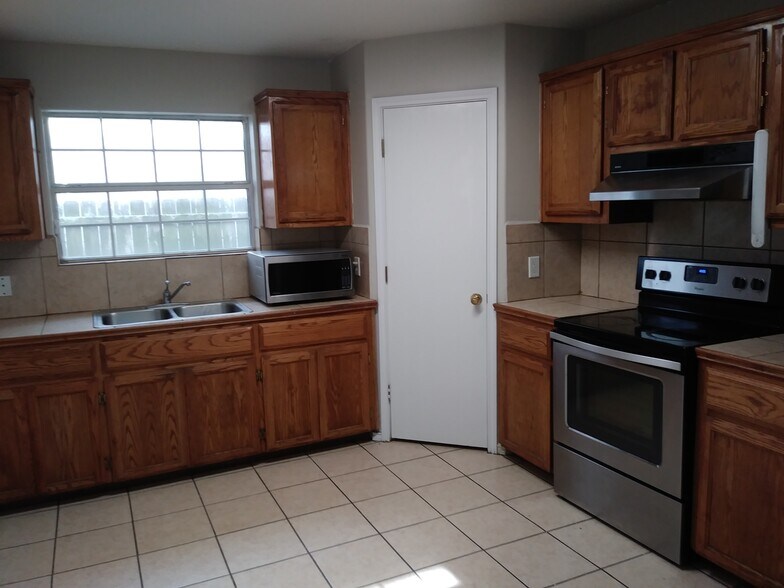 Kitchen - 2381 Hamburg St