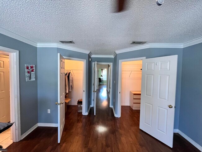 Building Photo - 221 Twin Lakes Ln