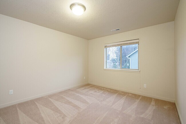 Building Photo - 3 Bedroom 2.5 Bath with Rasied Garden Beds - Felida Park Neighborhood