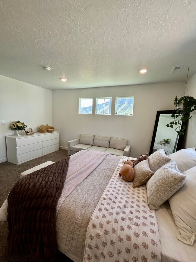 Building Photo - End Unit 3 bed 2 bath Townhome in Spanish ...