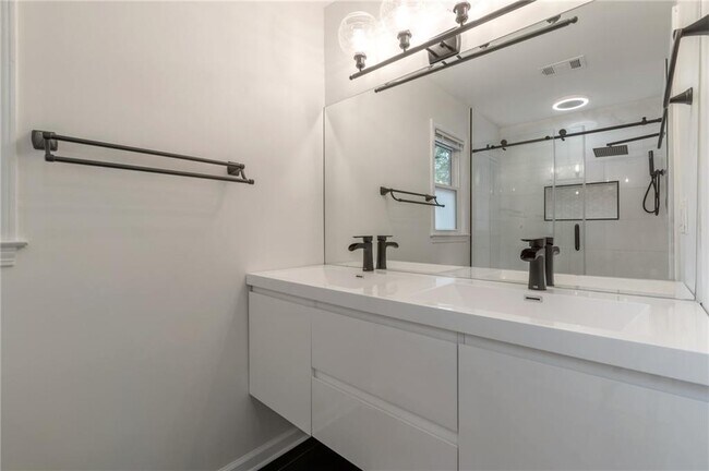 Building Photo - 3480 Tanbark Ct NE