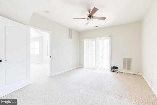 Building Photo - 400 Symphony Cir