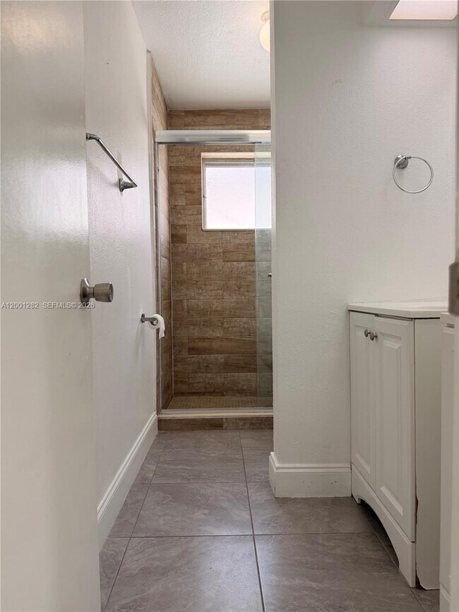 Building Photo - 6613 Evergreen Dr