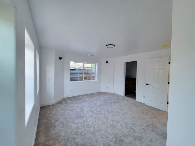 Building Photo - *utilities included* 3 bed 3 bath apartmen...