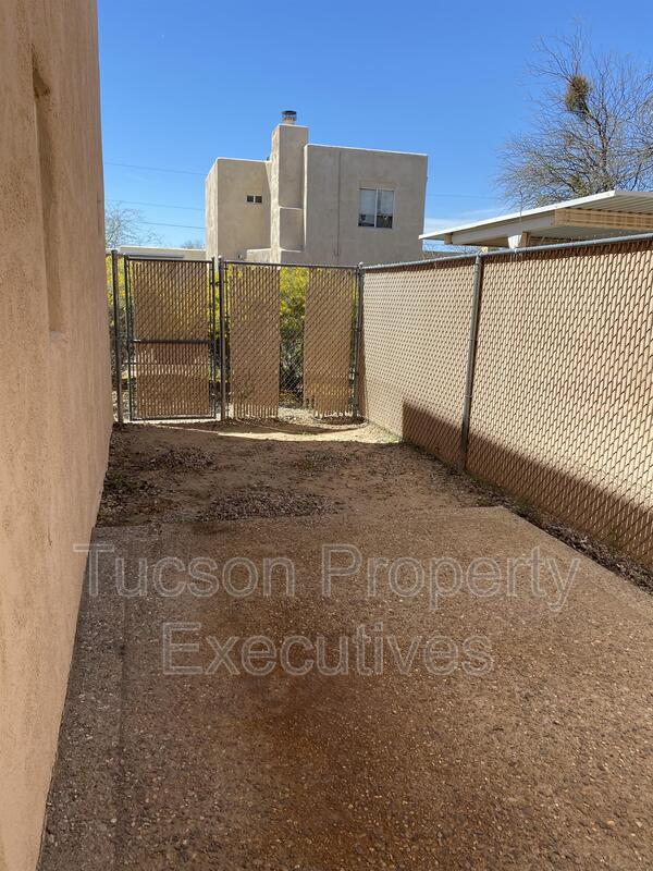 Building Photo - 3319 E Presidio Rd
