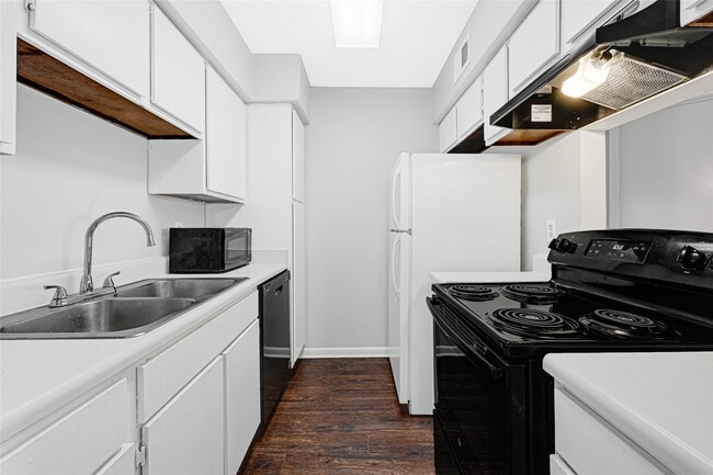 Building Photo - 8515 Hearth Dr