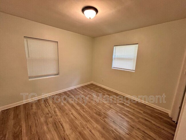 Building Photo - 6453 Burgundy Rd S