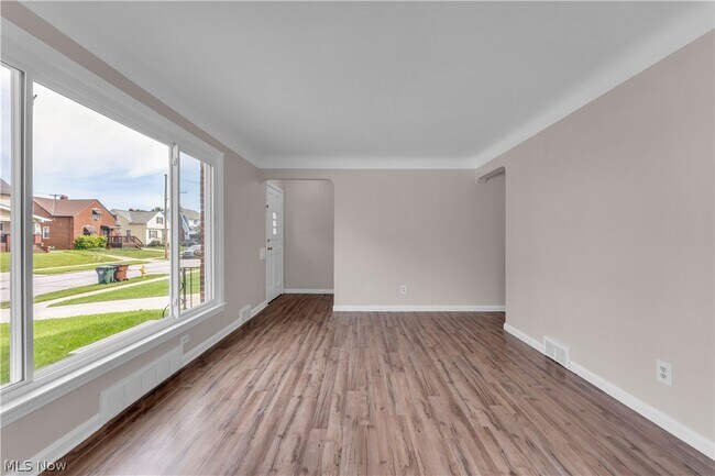 Building Photo - 6911 Farnsworth Dr