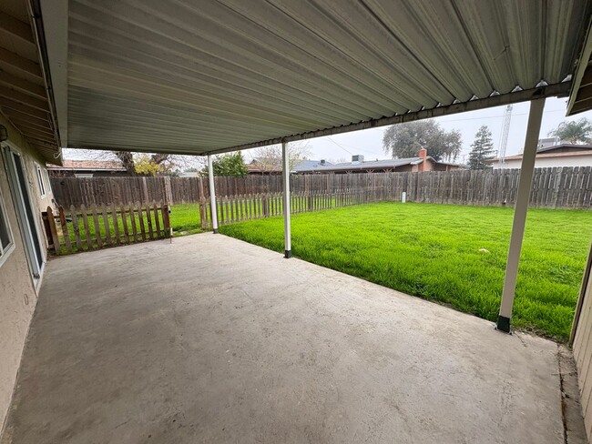 Building Photo - Spacious SE Tulare Home Near Shopping Cent...