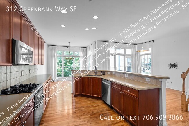 Building Photo - 312 Creekbank Way SE