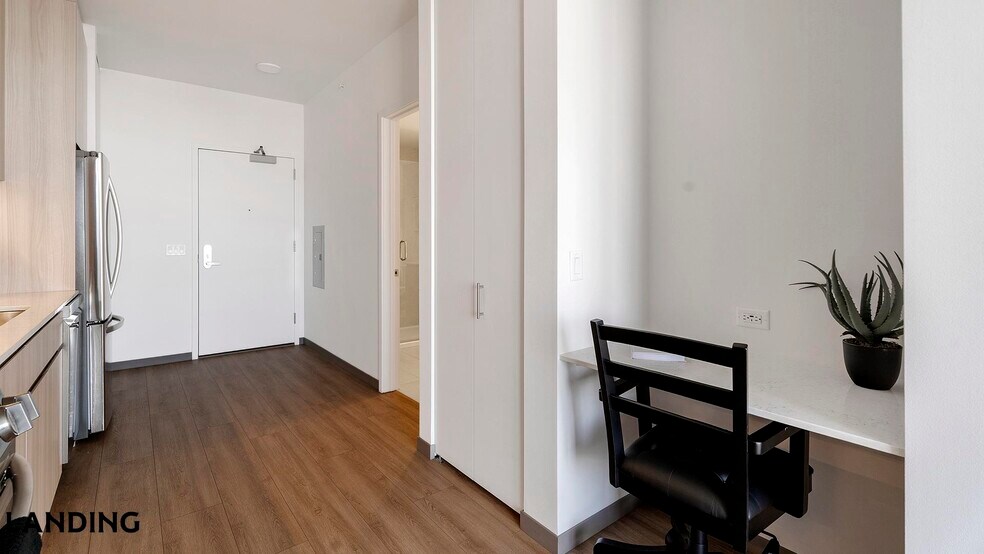 Building Photo - 513 S Damen Ave