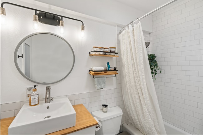 Building Photo - Industrial Chic 3bed/3bath loft style cond...