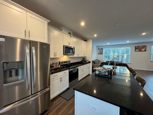 Building Photo - Modern 4 Bed 3.5 Bath Interior Townhome In...