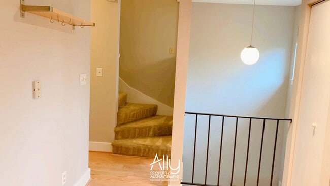 Building Photo - 583 Southampton Ct