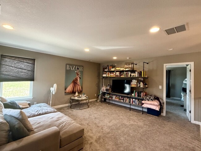 Building Photo - Spacious 5-Bedroom home with beautiful Vie...