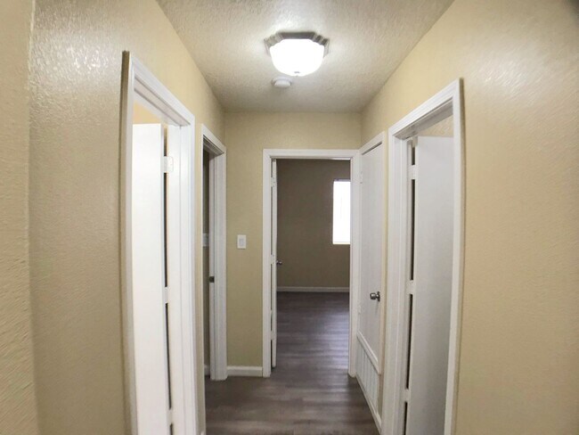 Building Photo - Ventana Ranch 3 bedroom. Newer Flooring! No Carpet. Huge open living space. Great location.