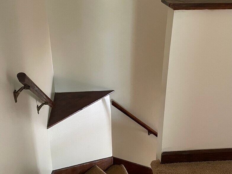 Stairway Upstairs - 32 Weavers Rd