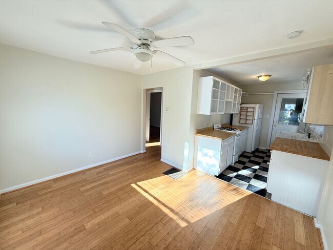 Building Photo - Normaltown Two Bedroom Cottage