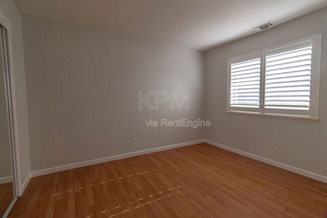 Building Photo - 445 Almond Dr