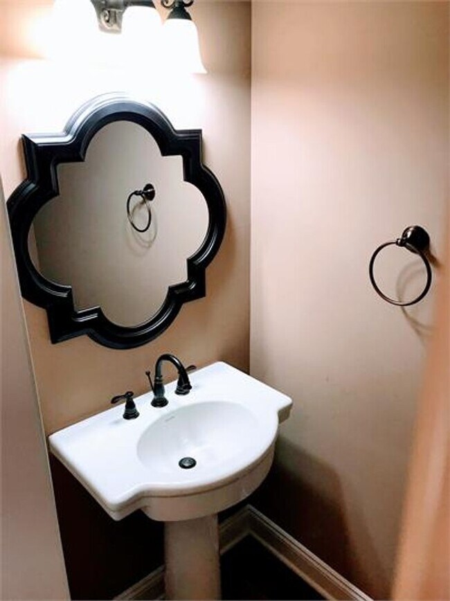 Building Photo - Townhouse in Forest