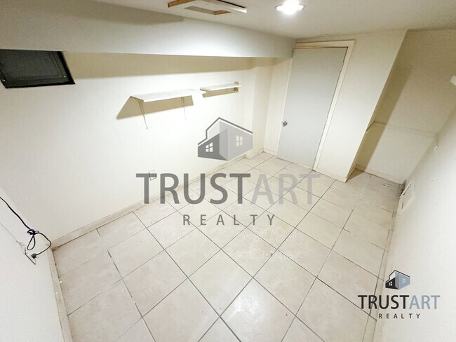 Building Photo - 1841 E Clementine St