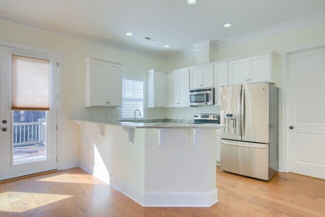 Building Photo - Fresh Paint, New Carpet & Custom Finishes in North Shore Country Club