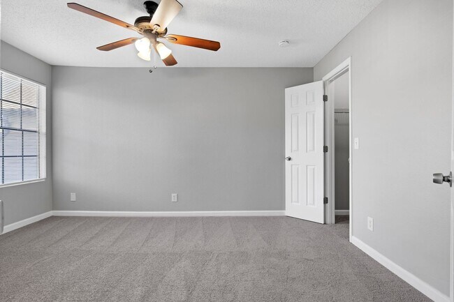 Building Photo - 1/1 Condo in Gated Lakefront Community ~ Laminate Flooring and Brand-New SS Appliances!!