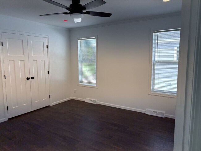 Building Photo - 13940 Burgundy Ave