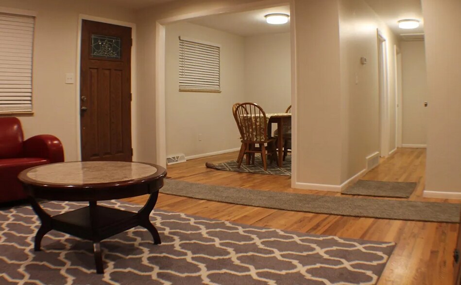 Large family room - 6482 Zephyr St