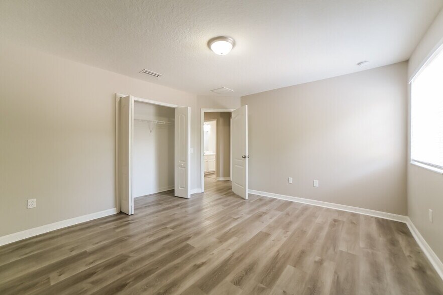 Building Photo - 2702 Kings Surrey Ct