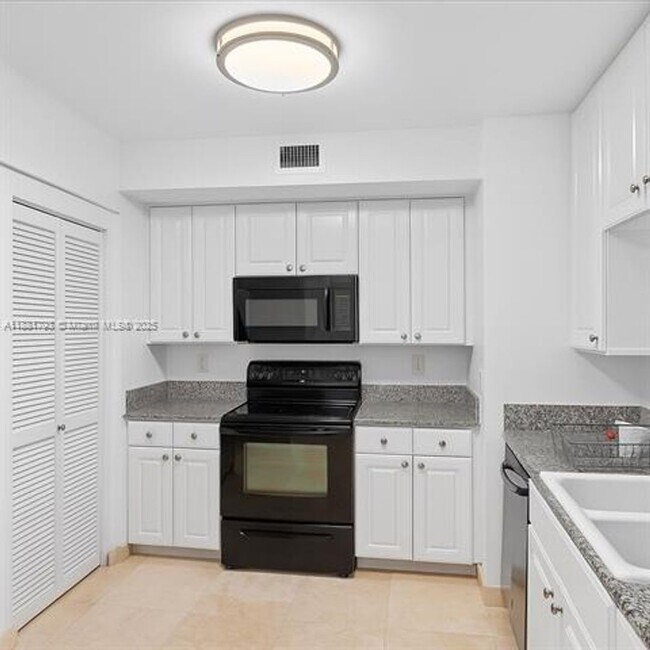 Building Photo - 888 Brickell Key Dr