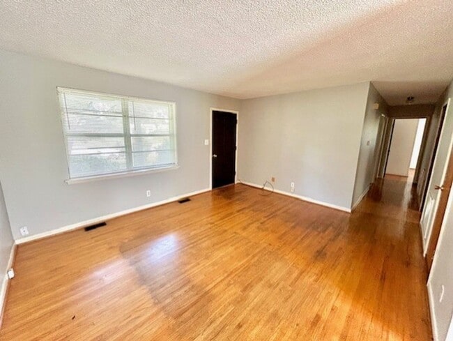Building Photo - 1709 NW Morningside Dr
