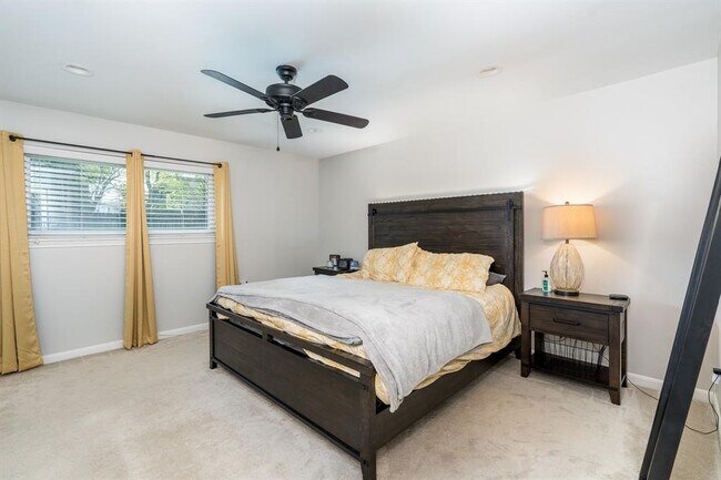 Building Photo - 9127 Highcrest Dr