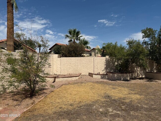 Building Photo - 1733 N La Rosa Dr