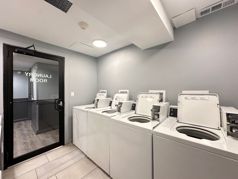 Building Photo - 450 W Barry