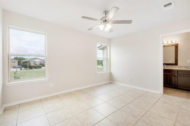 Building Photo - 2200 Creekside Ln