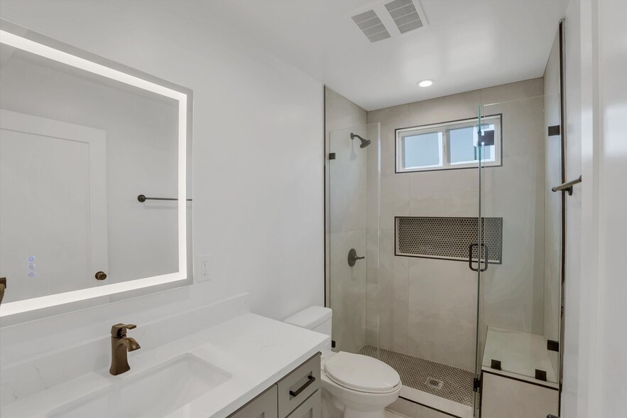 Building Photo - 2114 E 2nd St