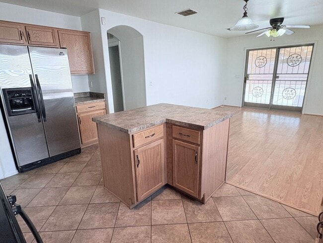 Building Photo - 3-bedroom, 2-bathroom home with walled bac...