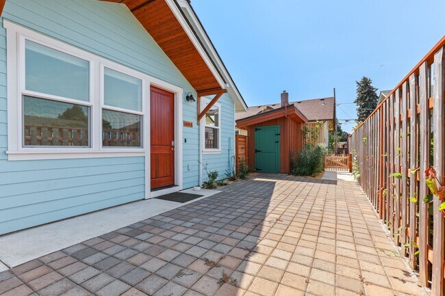 Building Photo - 4030 SE 62nd Ave