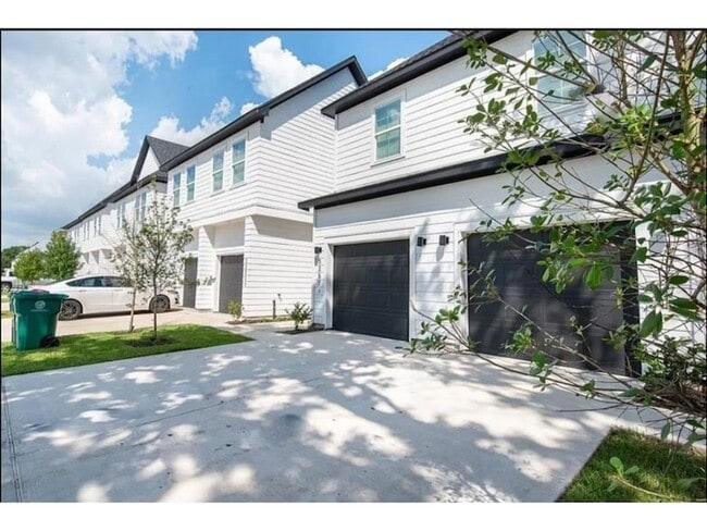 Building Photo - 3233 Real St