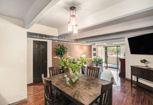 Building Photo - Cute 2 Bed Furnished Condo in Old Town