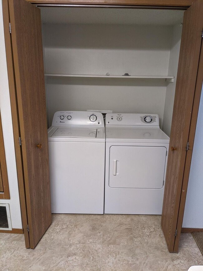 Building Photo - Quiet Neighborhood in Tiffin - 2 Bedroom 1 Bath Condo