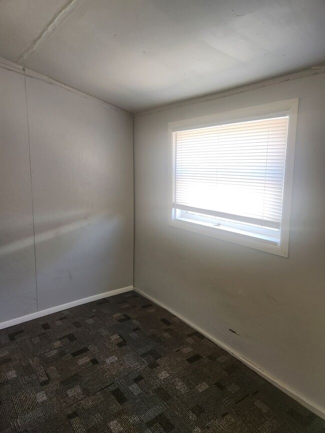Building Photo - E. Walnut 2br 1 ba w/d hookup