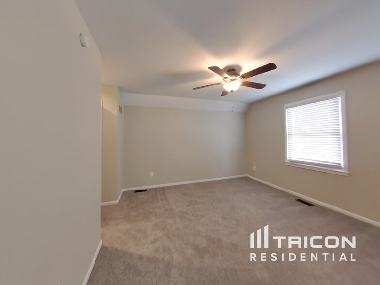 Building Photo - 15924 W 149th Terrace