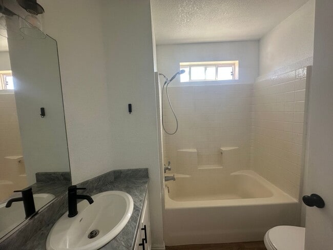 Building Photo - Great 3 bedroom, 2 bathroom home in Hurricane!!