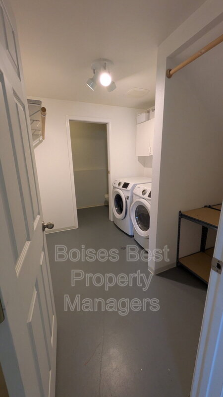 Building Photo - 5734 S Hollyhock Pl