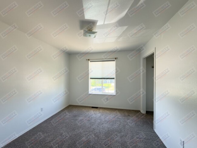 Building Photo - Single Family Home with 4 Bedrooms