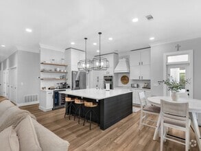 Building Photo - Stunning Furnished 3-Bedroom Golf Course H...