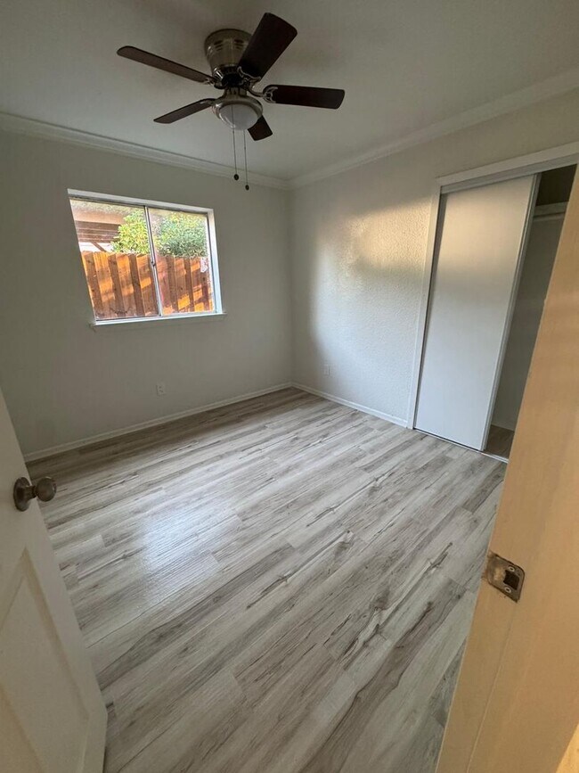 Building Photo - Modern living in Mesquite