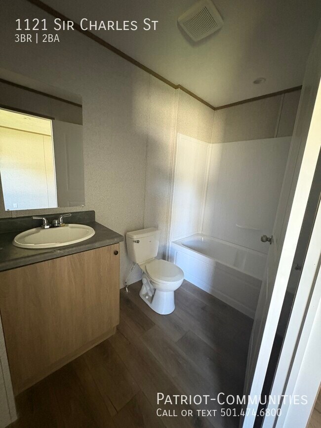 Building Photo - 1121 Sir Charles St